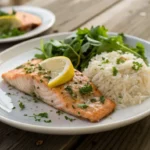 Recette saumon au four servi avec riz basmati et salade verte.
