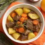 Plat appétissant de recette agneau mijoté avec pommes de terre et carottes