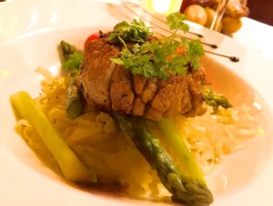 Plat de ris de veau gastronomique, asperges sur assiette