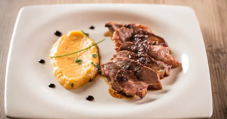 Magret de canard au miel épicé et purée de roquette