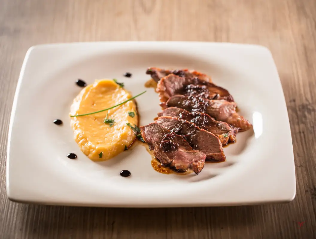 Magret de canard au miel épicé et purée de roquette