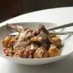 Morceaux de lapin marinés à la moutarde pour recette façon grand-mère