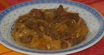 Boeuf aux oignons fondant : le secret d’une recette express