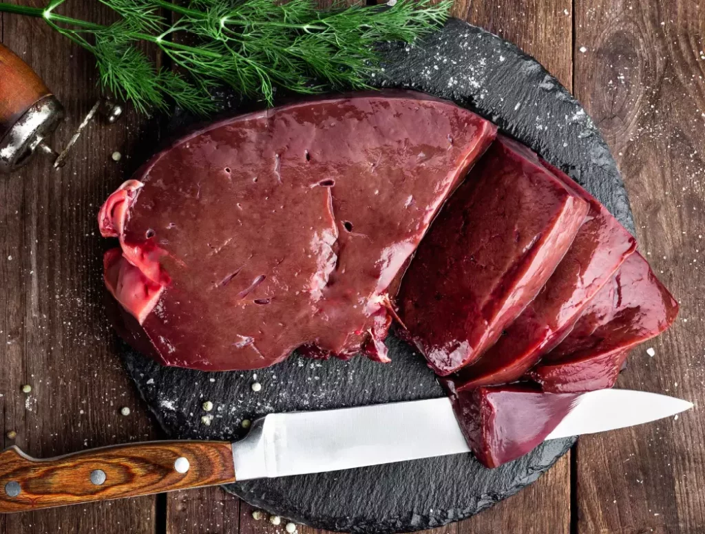 Tranches de foie de veau cru de première qualité, d'une couleur rose pâle, prêtes à être cuisinées.