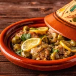Tajine poulet savoureux avec olives et citron confit.