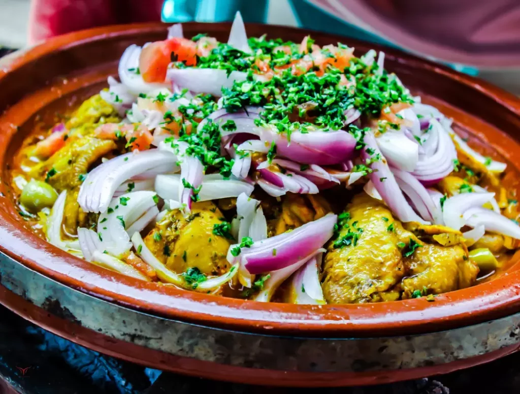 preparation d'un Tajine poulet savoureux avec olives et citron confit.
