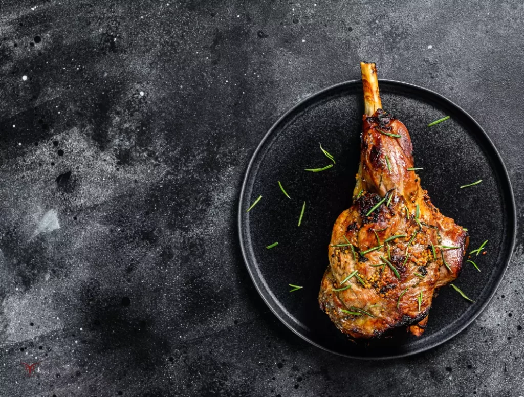 Maîtrise de la cuisson de l'agneau : tranche d'un gigot d'agneau rôti montrant une cuisson rosée parfaite et une chair juteuse.