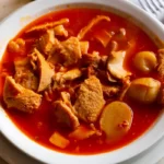 Plat traditionnel de tripes à la mode de Caen servi dans une assiette creuse avec des pommes de terre vapeur, illustrant la recette authentique.