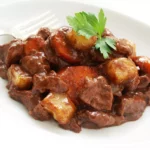 Plat de daube provençale de grand-mère traditionnelle, servi dans un bol rustique avec sa sauce tomate riche et du persil frais.