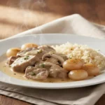 Blanquette de veau à l'ancienne servie avec sa sauce veloutée et sa garniture traditionnelle
