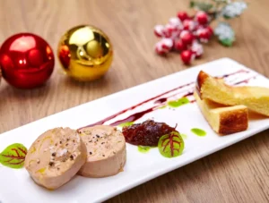 Une belle tranche de terrine de foie gras maison mi-cuit, rosée et marbrée, servie sur du pain grillé