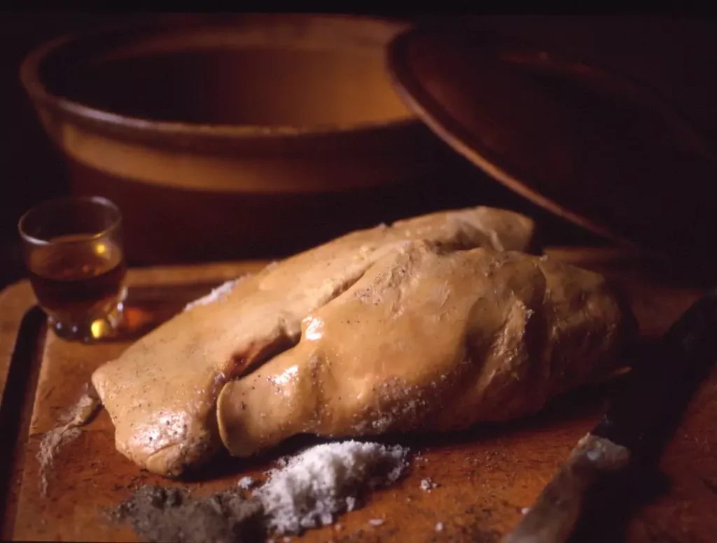 Pesée précise du sel et du poivre pour l'assaisonnement du foie gras maison